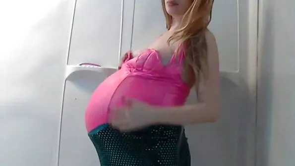 Bruneta foarte fierbinte arată cum se bucură femei goalexxl de dildo-ul ei