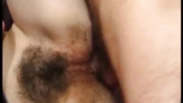 Gros gras bunny de la Cruz umple gura si pozde goale pizda cu o baghetă lungă