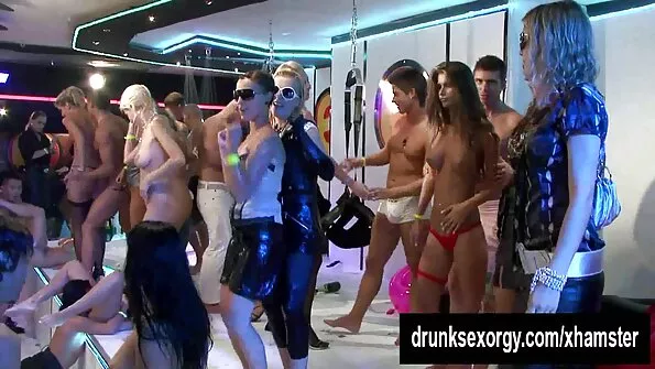 VR petarde sex salbatic poze cu pizde goale week-end cu prietena în cabină în pădure