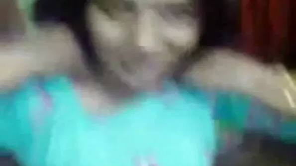 Copil mic calareste pula in jurul camerei poze cu floci