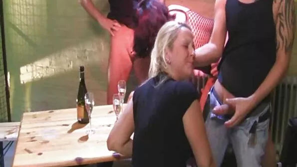 Slim blonda se poze cu pizde flocoase fute si faciale