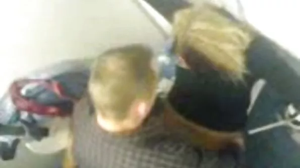Această gospodină îi poze cu femei goal place să se joace pe canapea