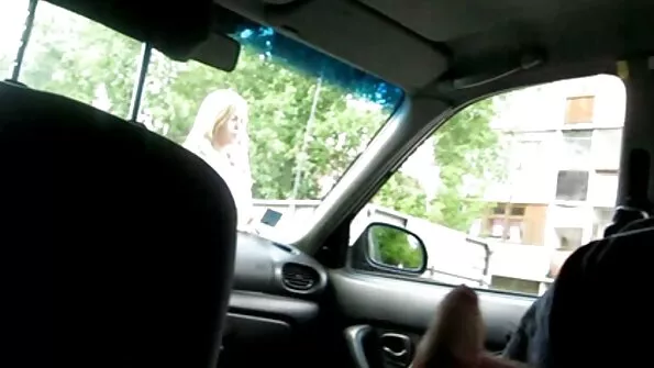 Un tânăr bate doi poze cu pizde mici dintre prietenii lui
